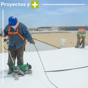 Trabajadores instalando membranas de TPO